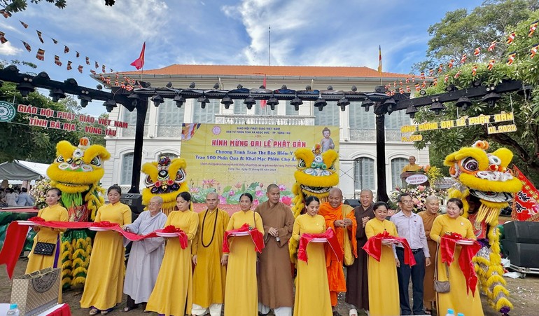 Ban Tổ chức cắt băng khai mạc "phiên chợ 0 đồng"