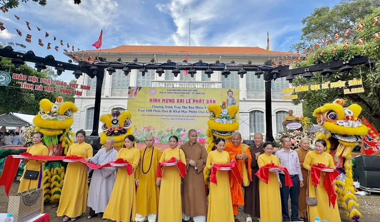 Ban Tổ chức cắt băng khai mạc "phiên chợ 0 đồng"