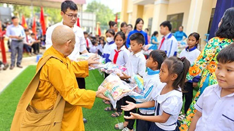  Ni sư Thích nữ Liên Nhân trao quà cho học sinh
