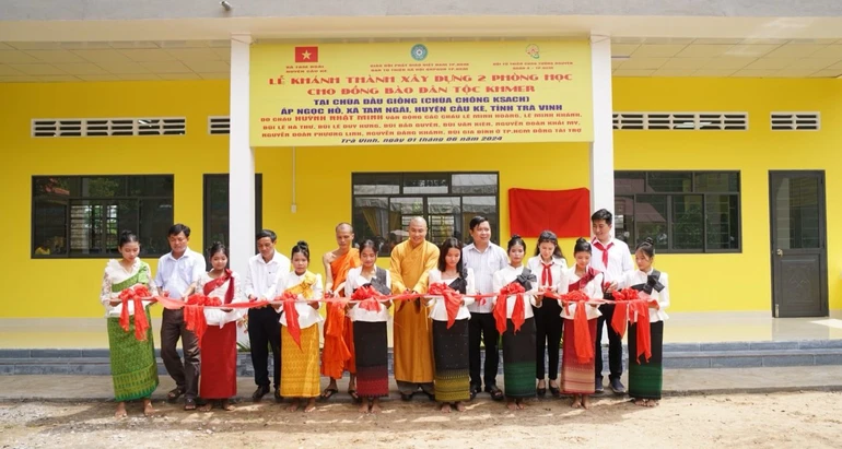 Cắt băng khánh thành 2 phòng học tại chùa Đầu Giồng (Chông Ksach, xã Tam Ngãi) - Ảnh: T.N