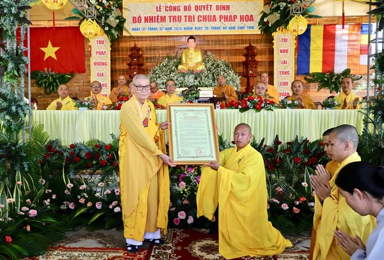 Hòa thượng Thích Châu Quang trao quyết định đến Đại đức Thích Nhuận Hà, tân trụ trì chùa Pháp Hoa