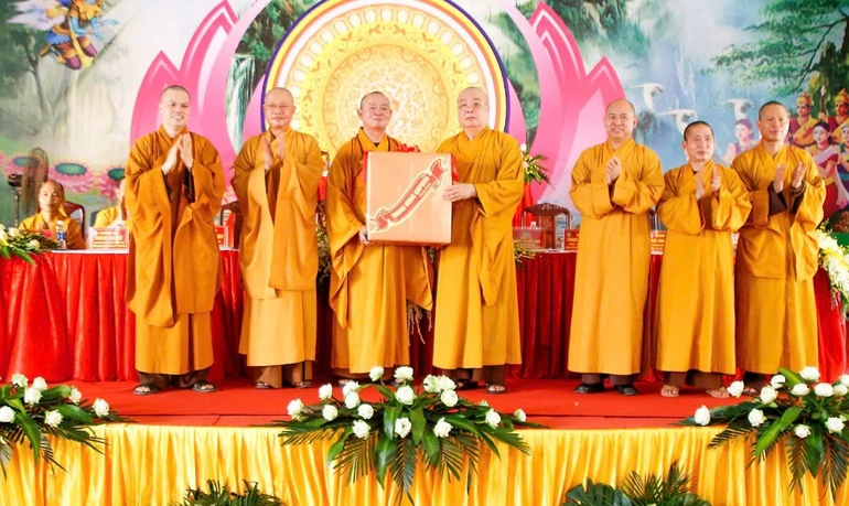 Trưởng lão Hòa thượng Thích Thanh Nhiễu trao quà chúc mừng mùa An cư kiết hạ đến lãnh đạo GHPGVN tỉnh 