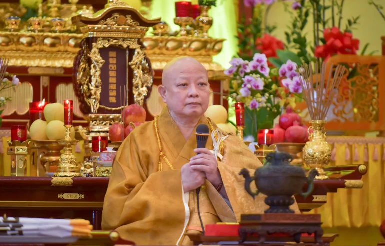 Hòa thượng Thích Lệ Trang đăng tòa khai thị trong Pháp hội Vu lan - Báo hiếu tại Việt Nam Quốc Tự - Ảnh: Quảng Đạo/BGN