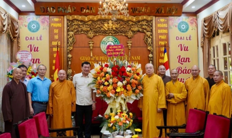 Trung tướng Phạm Ngọc Việt tặng hoa chúc mừng chư tôn đức GHPGVN nhân mùa Vu lan