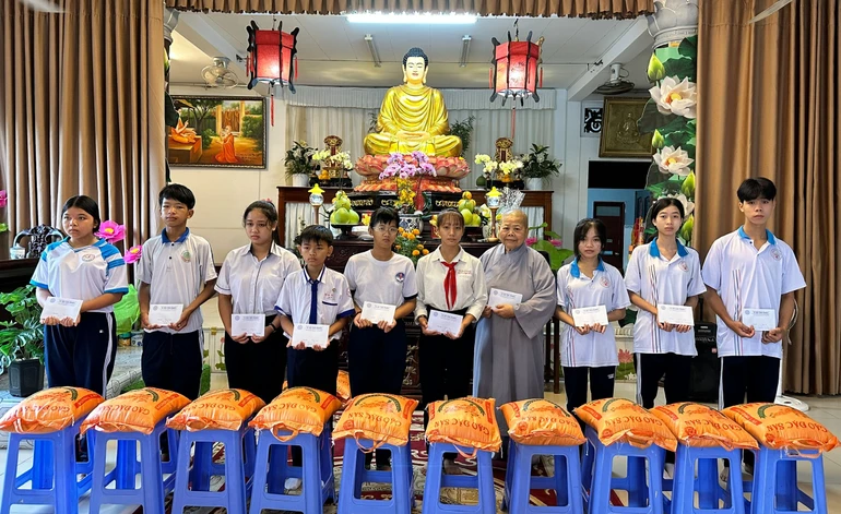 Ni trưởng Thích nữ Tịnh Nghiêm trao học bổng và quà cho học sinh khó khăn học giỏi
