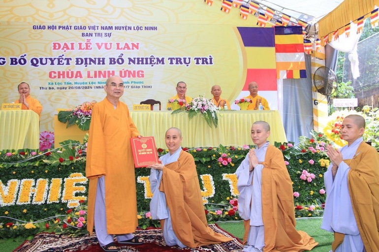 Thượng tọa Thích Tỉnh Cường trao quyết định đến Sư cô Thích nữ Diệu Minh, tân trụ trì chùa Linh Ứng
