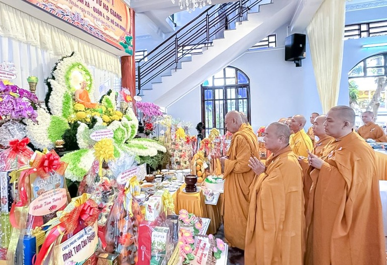 Chư tôn đức thắp nén tâm hương tưởng niệm Giác linh Hòa thượng Thích Từ Giang