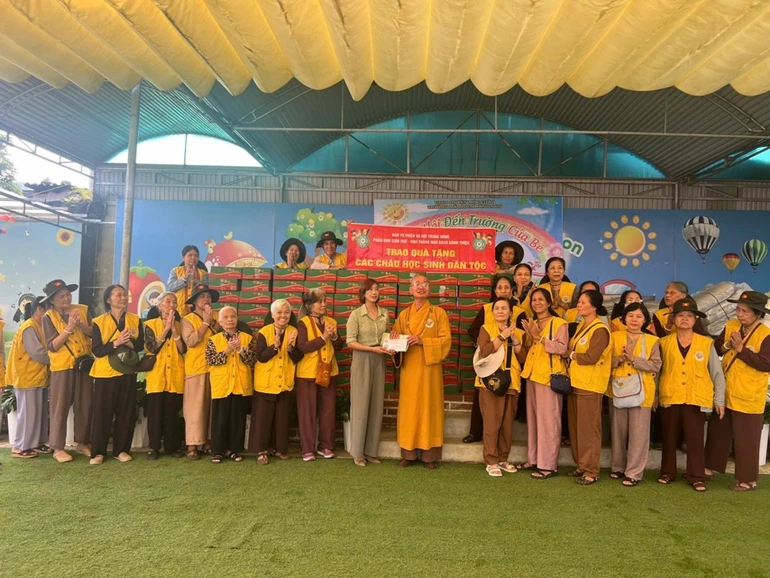 Ban Từ thiện xã hội T.Ư trao quà tại tỉnh Sơn La