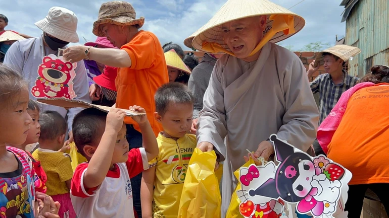 Ni sư Thích nữ Như Hiền trao quà trung thu đến các thiếu nhi tại xã Tân Thành, H.Tân Châu, tỉnh Tây Ninh