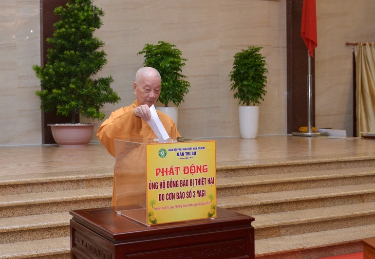 Đức Pháp chủ GHPGVN ủng hộ tại lễ phát động do Ban Trị sự GHPGVN TP.HCM tổ chức - Ảnh: Bảo Toàn/GBN
