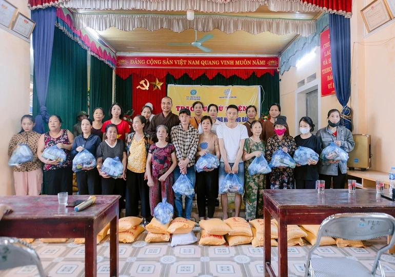 Trưởng ban Trị sự GHPGVN H.Bảo Thắng trao quà đến các gia đình khó khăn do bão lũ tỉnh Lào Cai