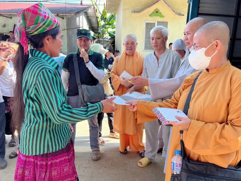Đoàn thăm hỏi và chia sẻ khó khăn với bà con tỉnh Lào Cai sau bão số 3