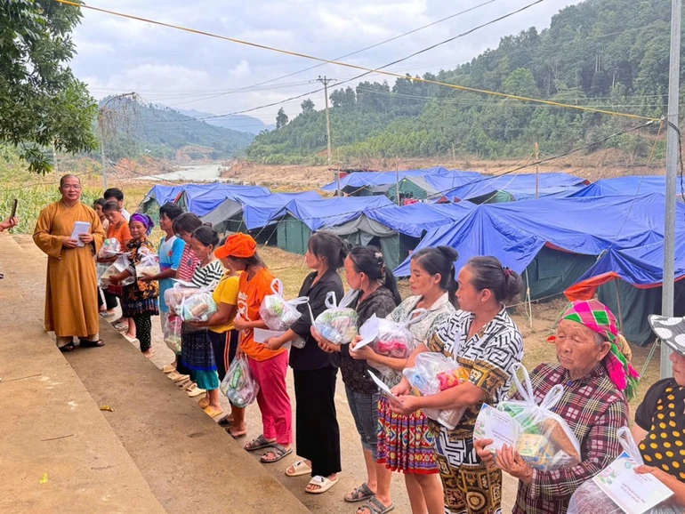 Đại đức Thích Quảng Tráng, Chánh Thư ký Ban Trị sự tỉnh trao quà đến những gia đình bị ảnh hưởng nặng nề