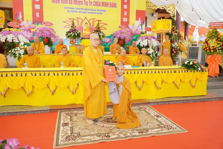Thượng tọa Thích Quảng Lộc trao quyết định bổ nhiệm đến Sư cô Thích nữ Diệu Chơn