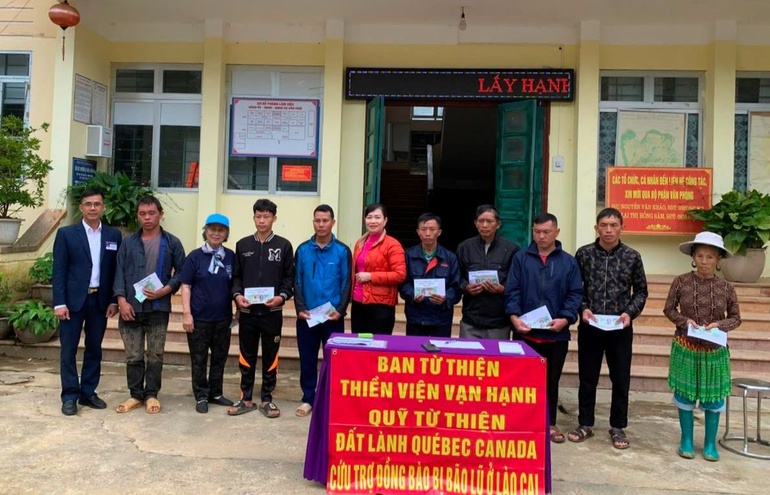 Ban Từ thiện thiền viện Vạn Hạnh trao quà đến đồng bào vùng bão lũ tỉnh Lào Cai