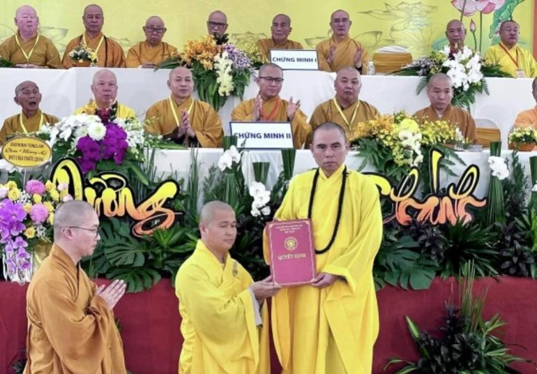 Thượng tọa Thích Nhuận Nghĩa trao quyết định bổ nhiệm trụ trì chùa Phước Quang đến Đại đức Thích Đức Sơn