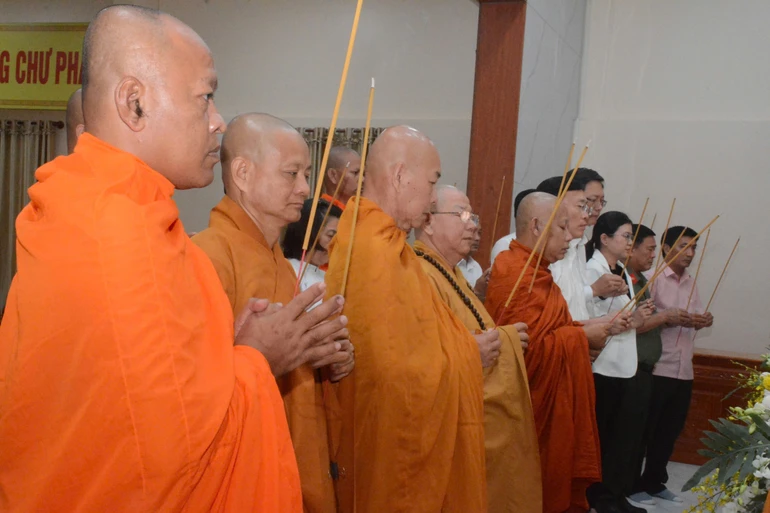 Chư tôn đức và lãnh đạo các cơ quan thắp nén tâm hương tưởng niệm những người không may tử vong do tai nạn giao thông