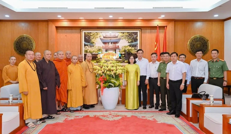 Thượng tọa Thích Thanh Phong tặng hoa đến Phó Bí thư Thường trực Tỉnh ủy và lãnh đạo tỉnh Bà Rịa - Vũng Tàu