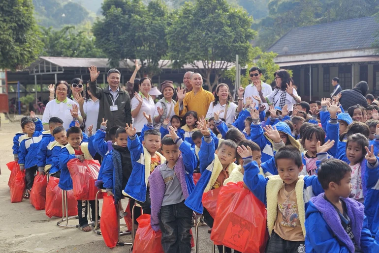 Chương trình Áo ấm vùng cao cho học sinh H.Mộc Châu, tỉnh Sơn La - Ảnh: T.G