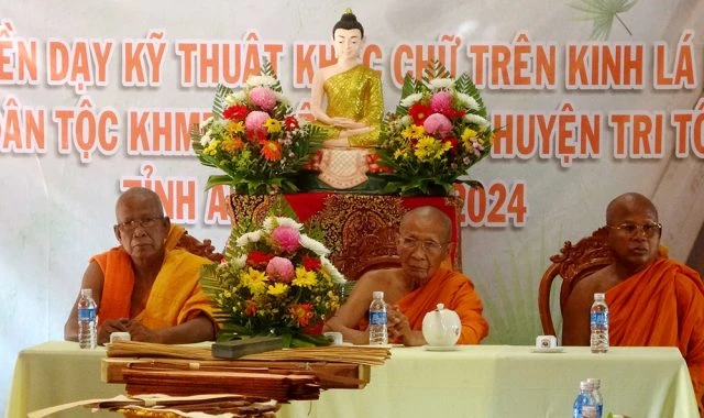 Chư tôn giáo phẩm chứng minh Lễ khai giảng khóa truyền dạy kỹ năng khắc chữ trên lá buông