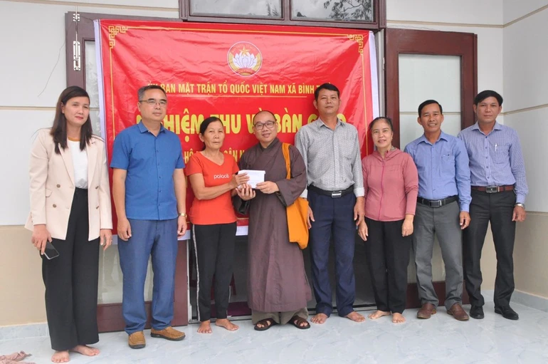 Đại đức Thích Bảo Hưng hỗ trợ chi phí xây dựng nhà mới cho hộ nghèo