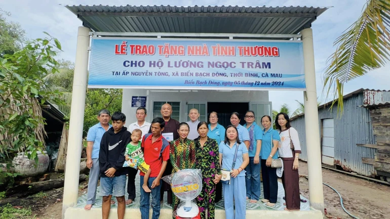  Đoàn Ban Từ thiện xã hội Báo Giác Ngộ bàn giao đến gia đình bà Lương Thị Trâm - Ảnh: T.Q