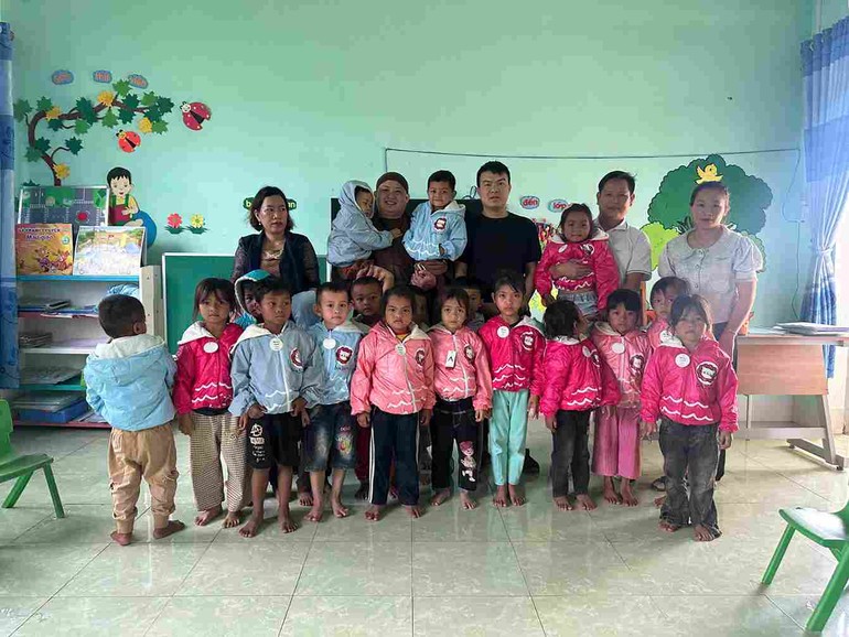 Tặng áo ấm mùa Đông trước thềm xuân mới đến học sinh vùng núi thuộc tỉnh Gia Lai