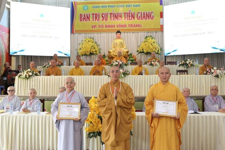 Thượng tọa Thích Thiện Lưu trao Bằng công đức đến các vị Tăng, Ni 