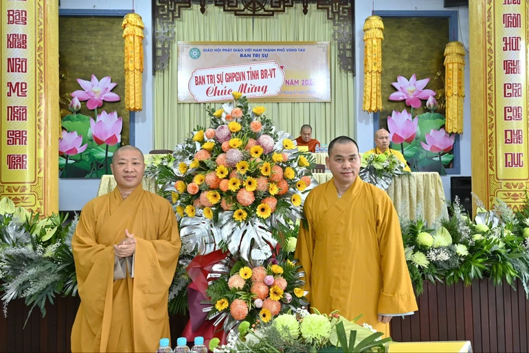 Đại diện Ban Trị sự GHPGVN tỉnh Bà Rịa - Vũng Tàu tặng hoa chúc mừng