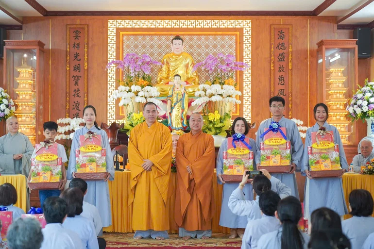 Chư tôn đức trao phần thưởng của chùa Hải Vân đến Phật tử trong Lễ tổng kết tạ pháp của đạo tràng
