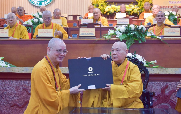 Trưởng lão Hòa thượng Thích Thiện Nhơn trao Giáo chỉ tấn phong giáo phẩm của Đức Pháp chủ đến đại diện các tỉnh, thành phố tại Hội nghị Kỳ 4, Khóa IX GHPGVN