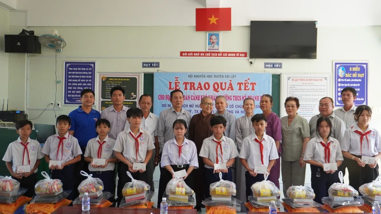  Chùa Bửu Long tặng quà cho học sinh tại Trường Trung học Cơ sở Mỹ Thành Bắc 