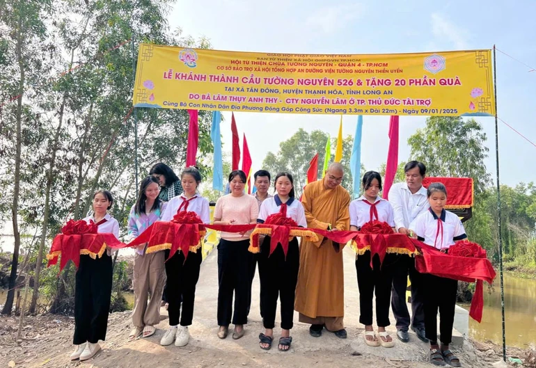 Cắt băng khánh thành cầu Tường Nguyên 526 tại xã Tân Đông, H.Thạnh Hóa