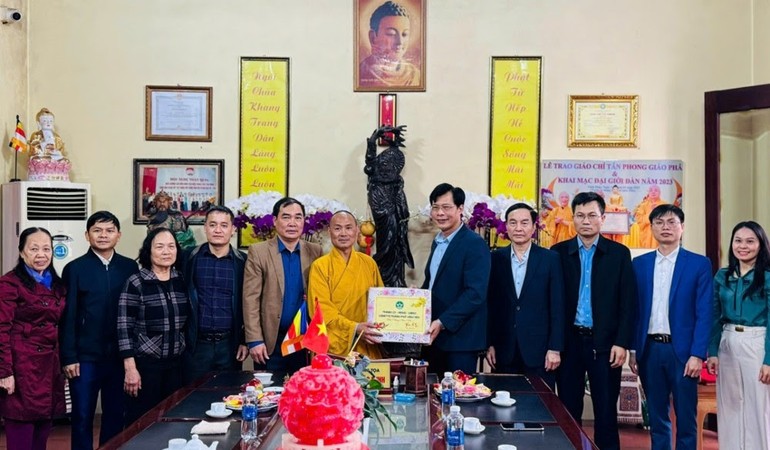  Lãnh đạo Thành ủy, HĐND, UBND, UBMTTQVN TP.Vĩnh Yên chúc Tết tại chùa Tích Sơn