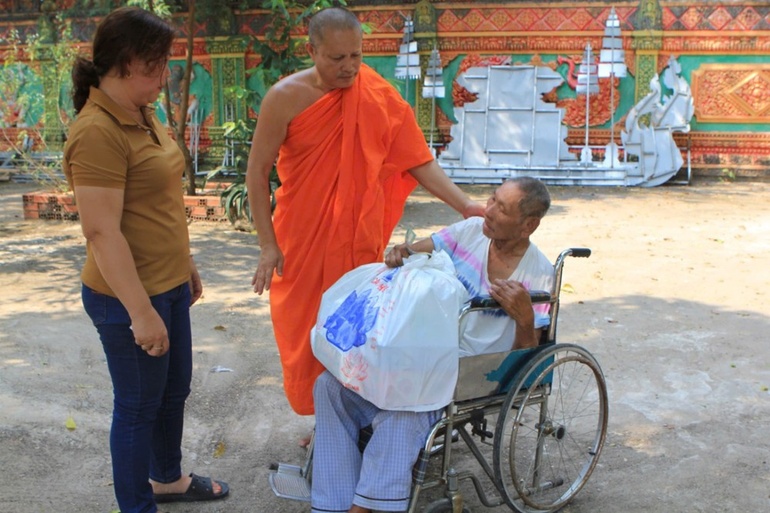 Thượng tọa Thích Pháp Quyền trao quà Tết đến những gia đình nghèo tại xã Lộc Khánh vui xuân đón Tết