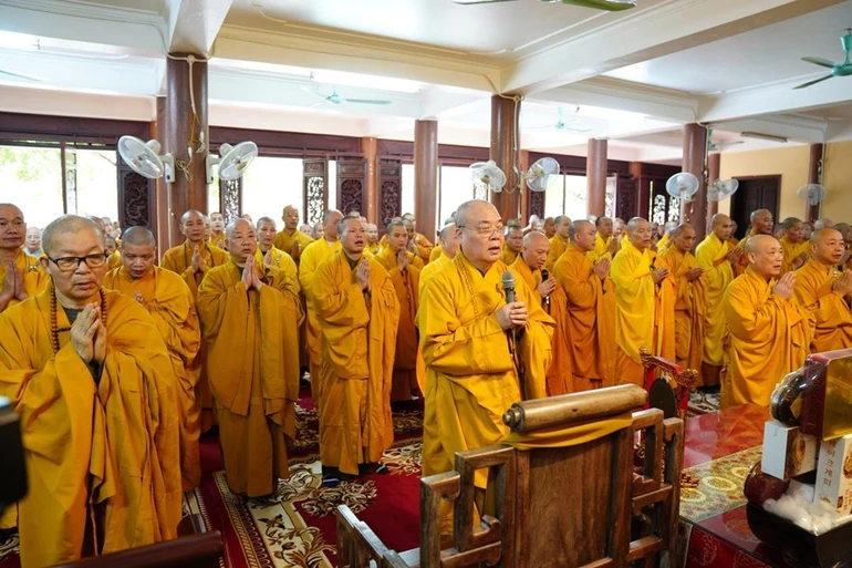 Chư vị Tăng, Ni sơn môn Bồ Đề đảnh lễ Tảm bảo, chư Lịch đại Tổ sư theo truyền thống