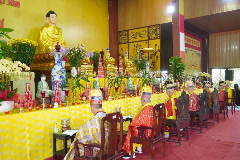 Chư vị chủ sám tại Pháp hội Dược Sư tại Trụ sở Ban Trị sự - chùa Tỉnh Hội