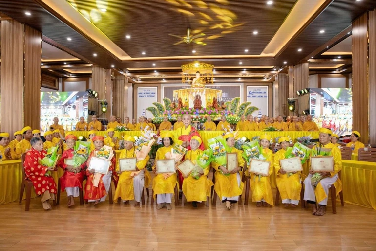 Các cụ Phật tử chụp ảnh lưu niệm cùng chư tôn đức