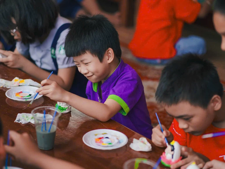 Các thiếu nhi thi tô tượng Đức Quán Thế Âm Bồ-tát do chùa Pháp Vân tổ chức