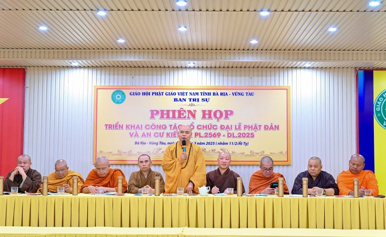 Thượng tọa Thích Thanh Phong chủ trì buổi họp của Ban Trị sự tỉnh