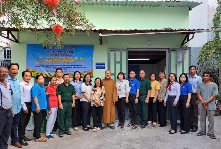 Đoàn bàn giao căn nhà mới đến hộ bà Phạm Thị Kim Anh