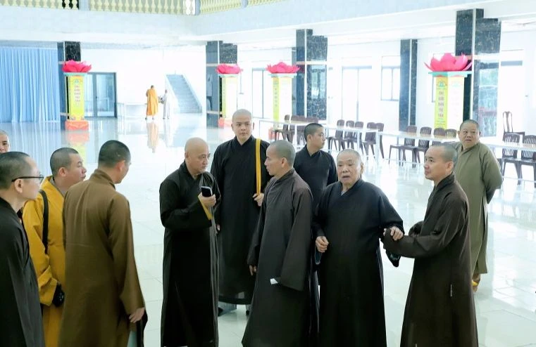 Chư tôn đức thảo luận tại buổi thị sát công tác chuẩn bị tổ chức Đại giới đàn Trí Tấn