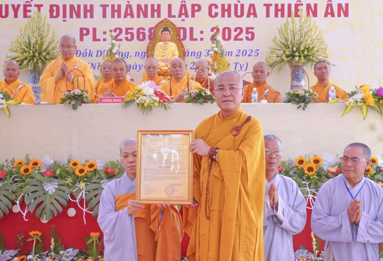 Thượng tọa Thích Quảng Hiền trao quyết định đến Sư cô Thích nữ Tịnh Viễn, Quản lý Phật sự chùa Thiên Ân