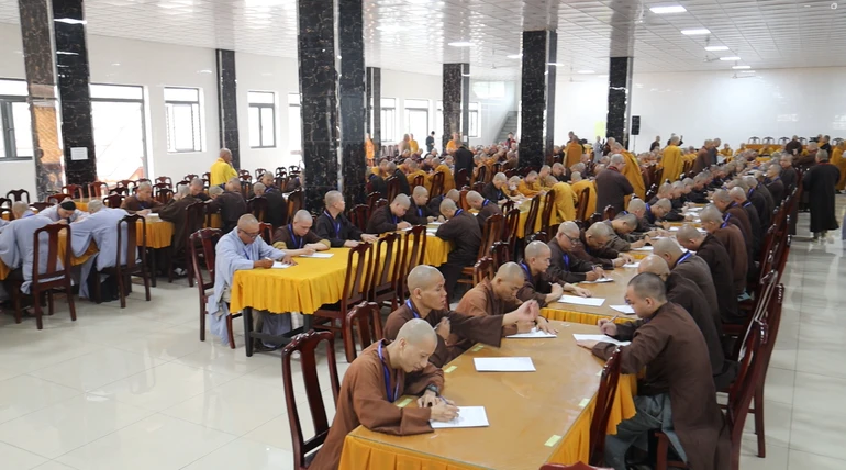 Giới tử Đại giới đàn Trí Tấn tham gia kỳ khảo hạch của Ban Kiến đàn tổ chức tại chùa Hội Khánh