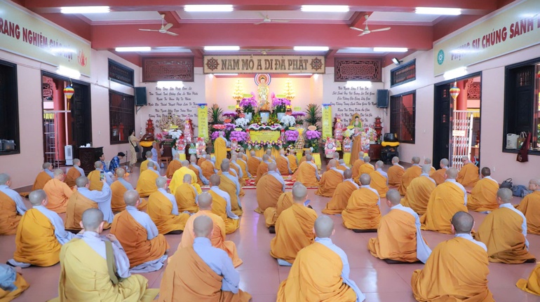 Chư Ni tưởng niệm Ni trưởng Thích nữ Chí Kiên tại chùa Quang Minh, TP.Đồng Xoài, tỉnh Bình Phước