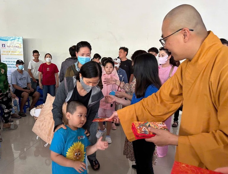 Đại đức Thích Minh Phú trao quà đến bệnh nhi tại Bệnh viện Ung Bướu - Cơ sở 2 - Ảnh: T.N