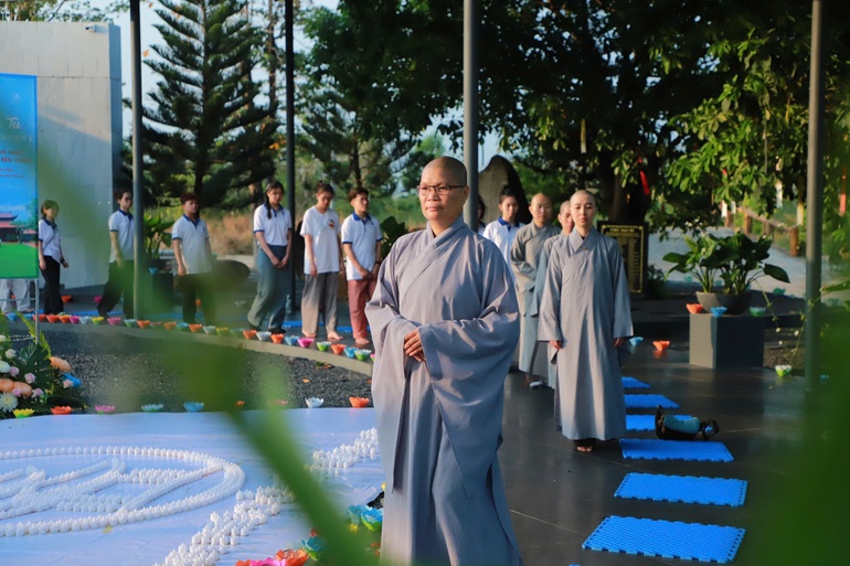 Thực tập thiền hành tại thiền viện Trúc Lâm Bình Phước