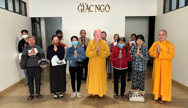 Ban Từ thiện xã hội Báo Giác Ngộ tổ chức trao tiền của bạn đọc hỗ trợ bệnh nhân có hoàn cảnh khó khăn