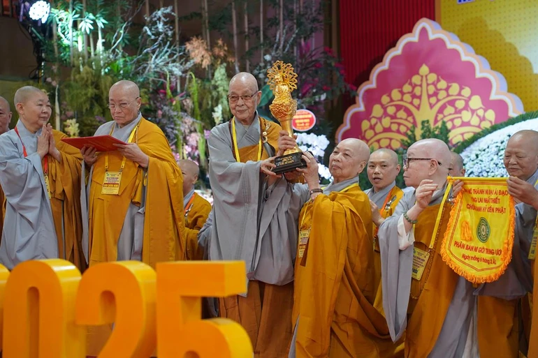  Phân ban Ni giới T.Ư, Ni giới Phật giáo TP.Hà Nội đã trao biểu tượng và cờ luân lưu đến Phân ban Ni giới tỉnh Lâm Đồng