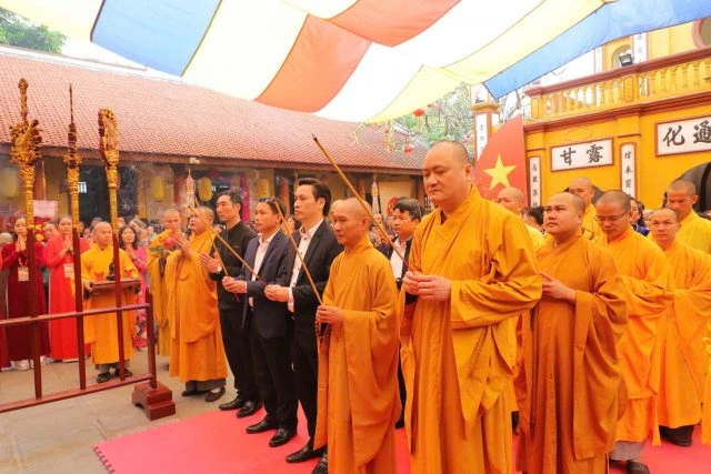 Dâng hương tại Lễ hội truyền thống chùa Duệ Tú 